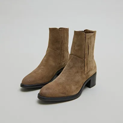 Boots with elastic band and square heel in taupe suede