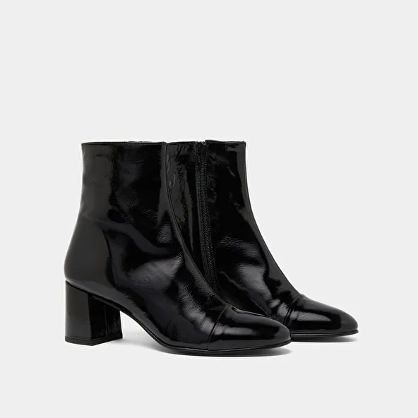 Heeled boots in black pleated patent