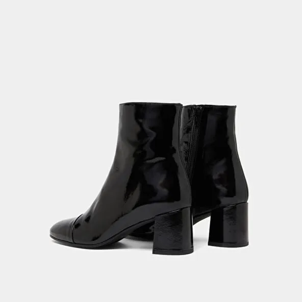 Heeled boots in black pleated patent