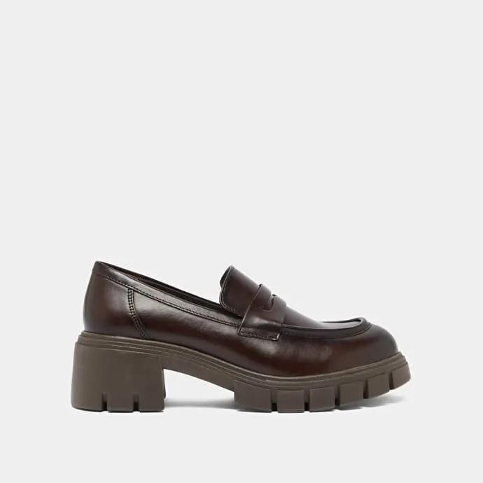 Loafers with notched soles in red-brown leather