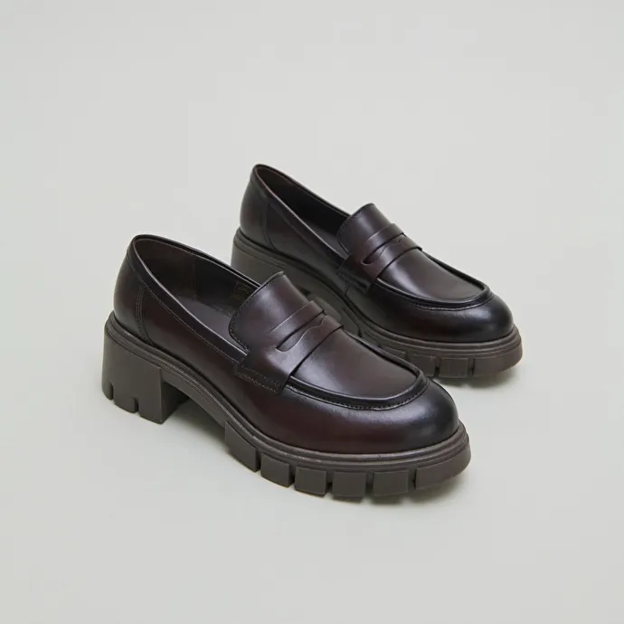 Loafers with notched soles in red-brown leather