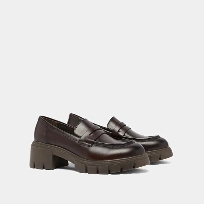 Loafers with notched soles in red-brown leather