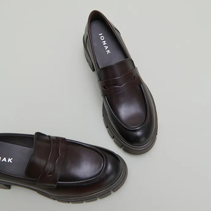 Loafers with notched soles in red-brown leather