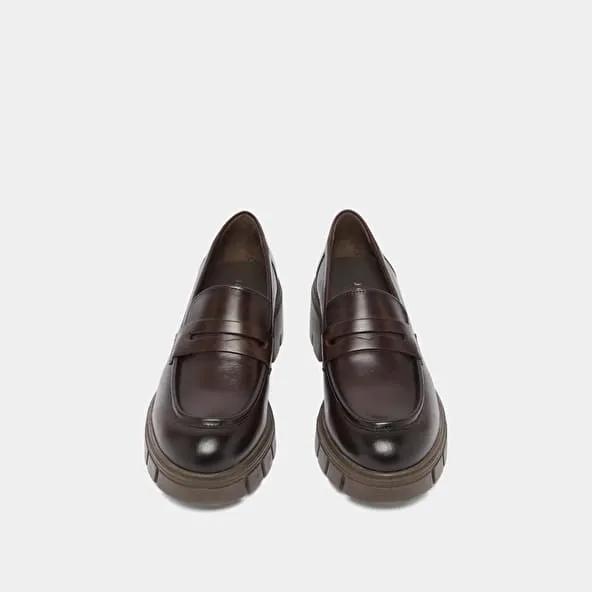 Loafers with notched soles in red-brown leather