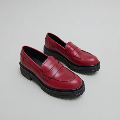 Loafers with notched soles in red leather