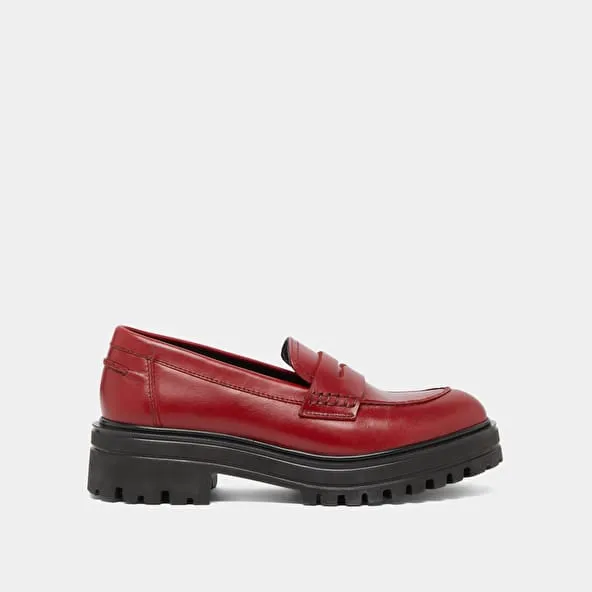 Loafers with notched soles in red leather