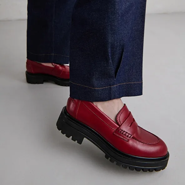 Loafers with notched soles in red leather