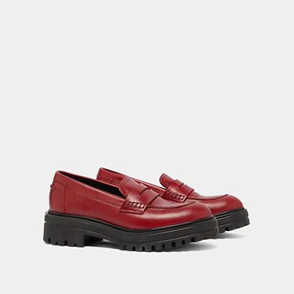 Loafers with notched soles in red leather