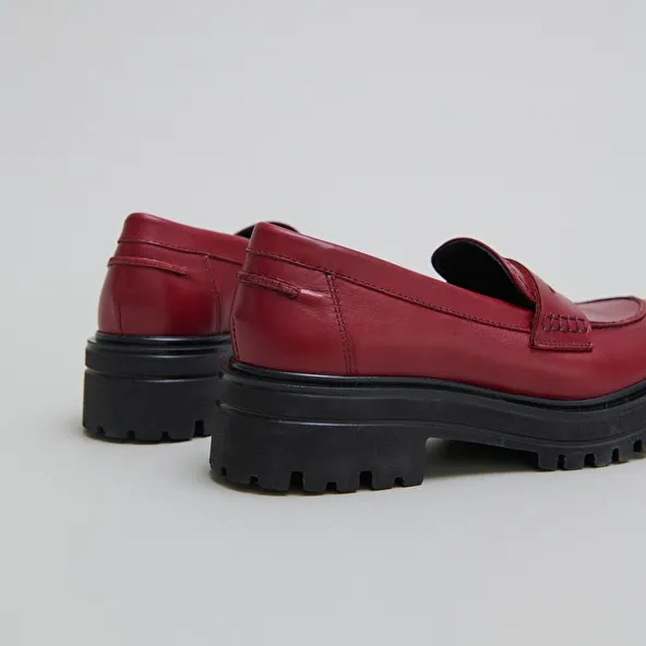 Loafers with notched soles in red leather