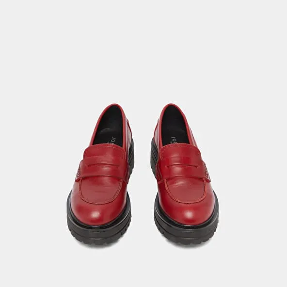 Loafers with notched soles in red leather