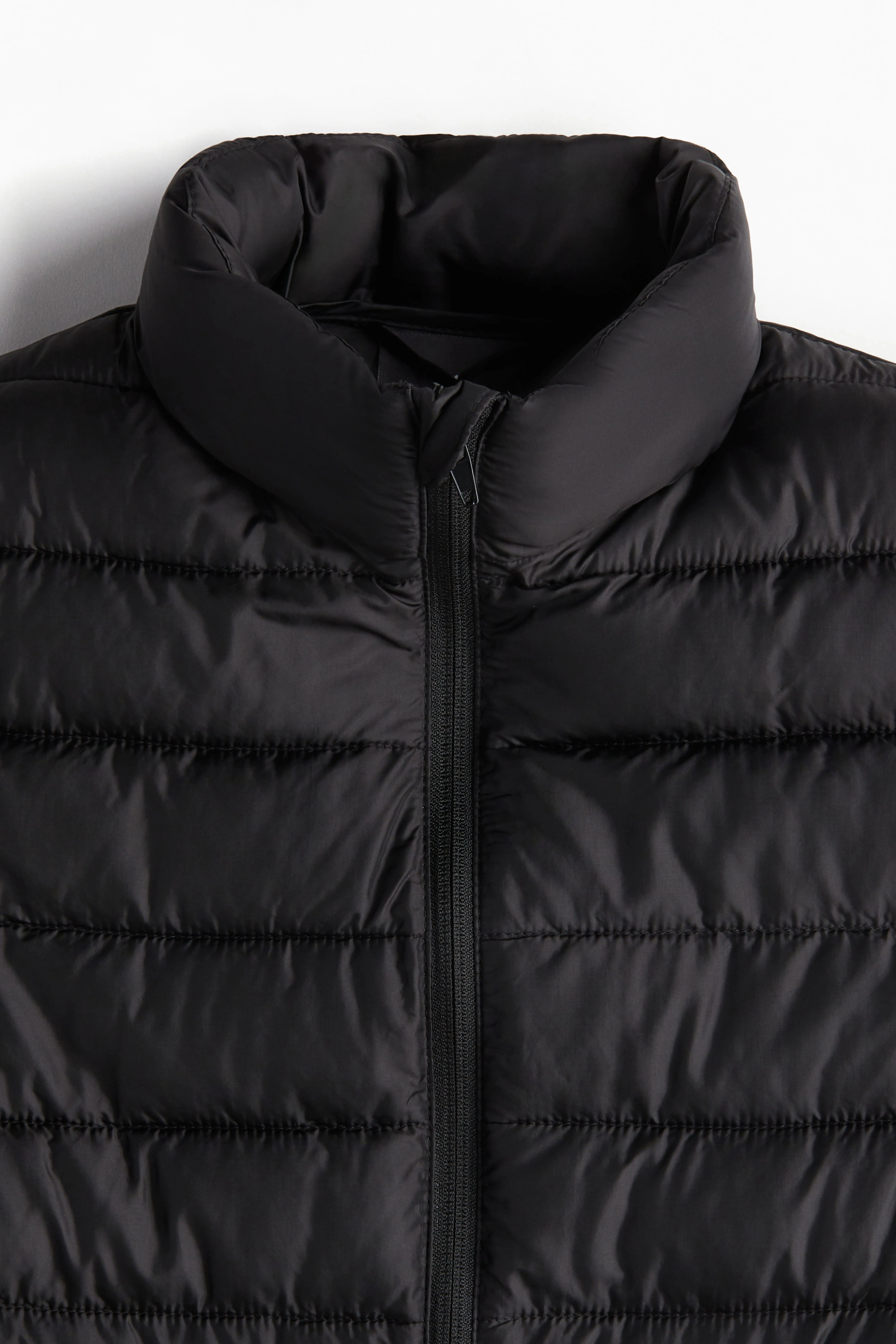 Slim Fit Lightweight puffer gilet - Sleeveless - Regular length - Black - Men | H&M GB